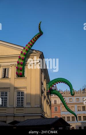 16. Juni 2019, Lublin, Polen: Installation von Zmij im Gebäude des Crown Tribunal in der Stadt Lublin, die von der Gruppe der Künstler, die während des Festes in Air entwerfen, angefertigt wurde Stockfoto