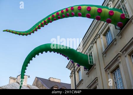 16. Juni 2019, Lublin, Polen: Installation von Zmij im Gebäude des Crown Tribunal in der Stadt Lublin, die von der Gruppe der Künstler, die während des Festes in Air entwerfen, angefertigt wurde Stockfoto