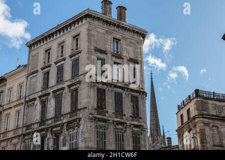 Bordeaux, Frankreich - 26. Januar 2018: Architektonisches Detail eines alten baufälligen Gebäudes in der historischen Innenstadt im Wintertag Stockfoto