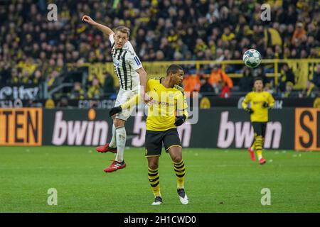 v. li. Im Zweikampf gegen Nils Petersen (Freiburg) und Manuel Akanji (Dortmund) im Spiel der 1. BL: 19-20: 24. Spt. Borussia Dortmund - SC Freiburg D Stockfoto