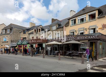 Cancale, Frankreich - 15. September 2018: Die Bars und Restaurants an der Hauptstraße in Canacle für seine leckeren Fisch und Meeresfrüchte bekannt. Bretagne, Frankreich Stockfoto