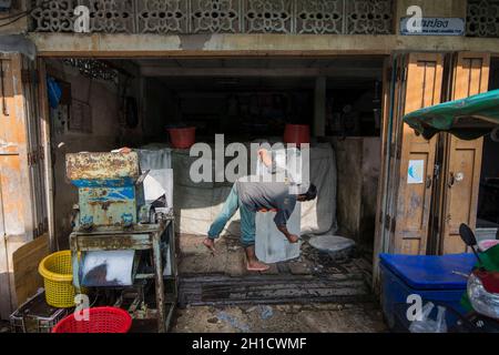 Eine Eisfabrik im Fischerdorf Sai Noi in der Nähe der Stadt Pranburi auf dem Golf von Thailand südlich der Stadt Hua hin in Thailand. Thailand, H Stockfoto