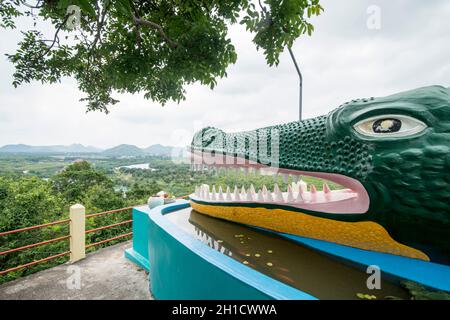 Der Krokodilstempel oder Chao Mae Tubtim Thong Schrein in der Nähe der Stadt Pranburi auf dem Golf von Thailand südlich der Stadt Hua hin in Thailand. Thaila Stockfoto