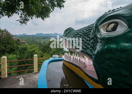 Der Krokodilstempel oder Chao Mae Tubtim Thong Schrein in der Nähe der Stadt Pranburi auf dem Golf von Thailand südlich der Stadt Hua hin in Thailand. Thaila Stockfoto