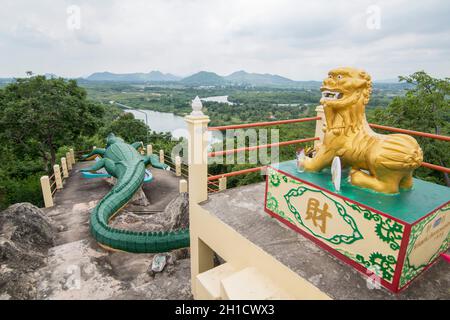 Der Krokodilstempel oder Chao Mae Tubtim Thong Schrein in der Nähe der Stadt Pranburi auf dem Golf von Thailand südlich der Stadt Hua hin in Thailand. Thaila Stockfoto