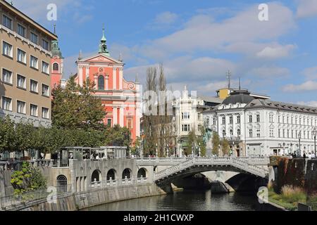 LJUBLJANA, Slowenien - 12. Oktober: Downtown Ljubljana am 12. Oktober 2014. Die drei Brücken über den Fluss Ljubljanica im Zentrum der Stadt in Ljubljana Stockfoto