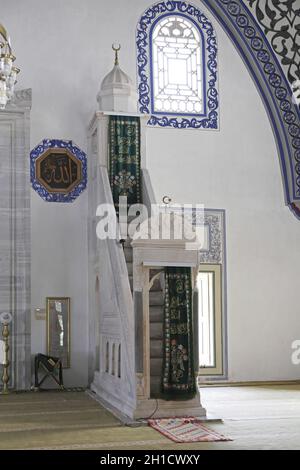 SKOPJE, MAZEDONIEN - 17. SEPTEMBER: Mustafa Pascha Moschee in Skopje am 17. SEPTEMBER 2012. Weißer Marmor Minbar und Moschee Innenraum an alten Basar im Skopj Stockfoto