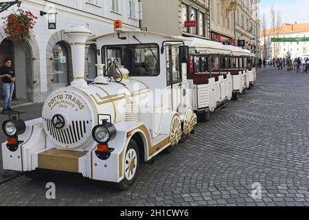 LJUBLJANA, Slowenien - 12. Oktober: Touristische Zug in Ljubljana am 12. Oktober 2014. Hop on Hop off Sightseeing Touren Fahrt in Ljubljana, Slowenien. Stockfoto