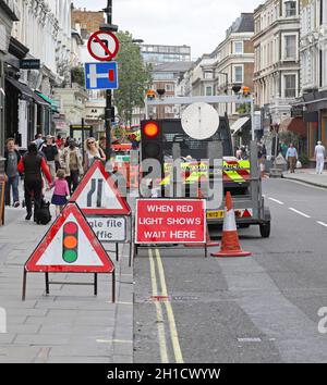 LONDON, GROSSBRITANNIEN, 23. Juni: Straße arbeitet in London am 23. Juni 2012. Straße Wartung Reparaturen an der Westbourne Grove in London, Vereinigtes Königreich. Stockfoto