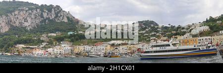 CAPRI, ITALIEN - Juni 26: Marina Grande auf Capri am 26. Juni 2014. Angelegte Boote im Hafen der Insel Capri, Italien. Stockfoto