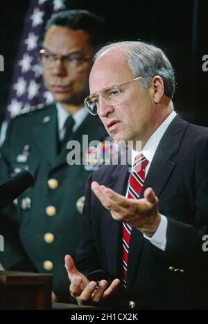 **DATEI FOTO** Colin Powell stirbt an Komplikationen von Covid. Arlington, Virginia. 1991 Richard Cheney, der Abgesandte von Def. Und General Colin Powell geben Reportern Briefing über Desert Storm. Kredit: Mark Reinstein /MediaPunch Stockfoto