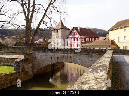 Eine Steinbrücke über den Fluss Kocher in der schönen historischen Altstadt von Schwäbisch Hall in Deutschland Stockfoto