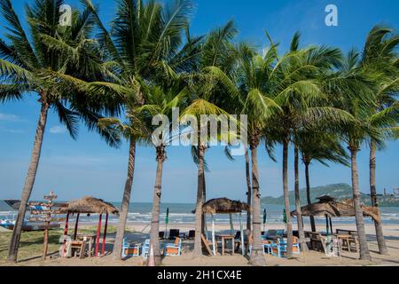 Der Strand an der Dolphin Bay im Khao sam roi Yot Nationalpark südlich der Stadt Hua hin in Thailand. Thailand, Hua Hin, November 2019 Stockfoto