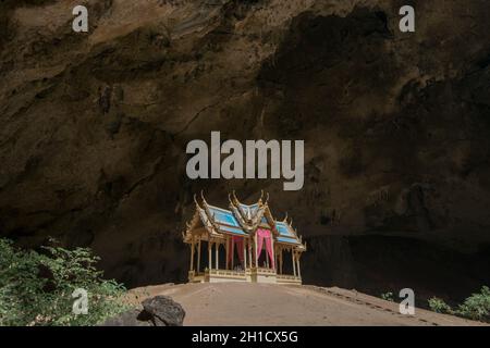 Der Khua Kharuehat Pavillon der Tham Phraya Nakhon Höhle und hat Laem Sala im Khao Sam ROI Yot Nationalpark auf dem Golf von Thailand südlich der T Stockfoto