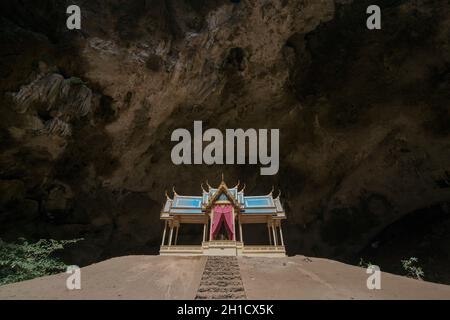 Der Khua Kharuehat Pavillon der Tham Phraya Nakhon Höhle und hat Laem Sala im Khao Sam ROI Yot Nationalpark auf dem Golf von Thailand südlich der T Stockfoto