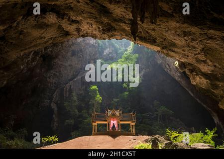 Der Khua Kharuehat Pavillon der Tham Phraya Nakhon Höhle und hat Laem Sala im Khao Sam ROI Yot Nationalpark auf dem Golf von Thailand südlich der T Stockfoto