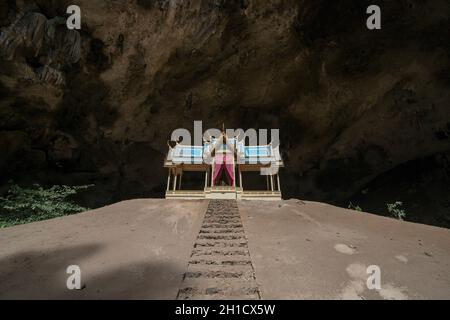 Der Khua Kharuehat Pavillon der Tham Phraya Nakhon Höhle und hat Laem Sala im Khao Sam ROI Yot Nationalpark auf dem Golf von Thailand südlich der T Stockfoto