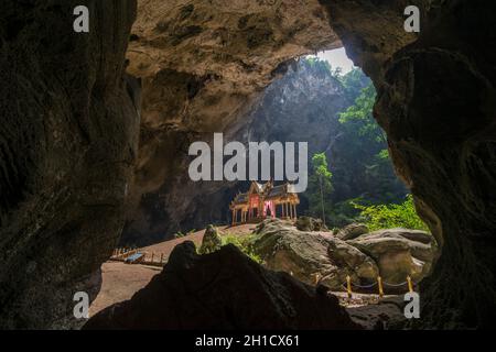 Der Khua Kharuehat Pavillon der Tham Phraya Nakhon Höhle und hat Laem Sala im Khao Sam ROI Yot Nationalpark auf dem Golf von Thailand südlich der T Stockfoto