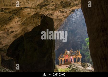 Der Khua Kharuehat Pavillon der Tham Phraya Nakhon Höhle und hat Laem Sala im Khao Sam ROI Yot Nationalpark auf dem Golf von Thailand südlich der T Stockfoto