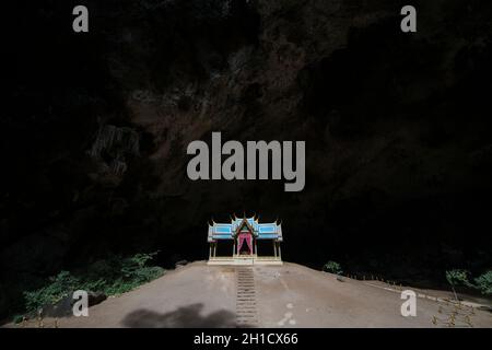 Der Khua Kharuehat Pavillon der Tham Phraya Nakhon Höhle und hat Laem Sala im Khao Sam ROI Yot Nationalpark auf dem Golf von Thailand südlich der T Stockfoto