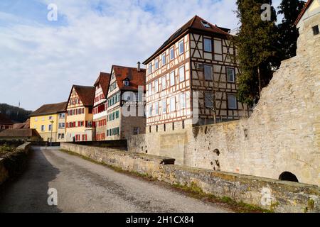 Eine Steinbrücke über den Fluss Kocher in der schönen historischen Altstadt von Schwäbisch Hall in Deutschland Stockfoto