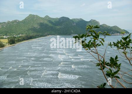 Eine Küste und Strand von Laem Sala Strand im Khao Sam ROI Yot Nationalpark auf dem Golf von Thailand südlich der Stadt Hua hin in Thailand. Thailand, H Stockfoto