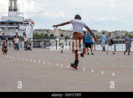 Bordeaux, Frankreich - 9. September 2018: Roller Skater führt Akrobatik in Quai Louis XVIII, in Bordeaux, Frankreich Stockfoto