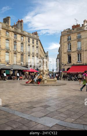 Bordeaux, Frankreich - 9. September 2018: Parlament Platz oder die Place du Parlement. Historischen Platz mit einem reich verzierten Brunnen, Cafés und Restaurants finden Sie in Stockfoto