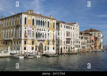 VENEDIG, ITALIEN - 13. Oktober 2013: Wunderschöne Fassade des Palazzo Cavalli-Franchetti an der Ponte dell'Accademia in Venedig, Italien Stockfoto