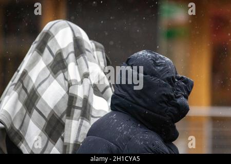 Preston, Lancashire. UK Wetter; 05 Oct 2021: Nasser und windiger Tag, mit starken Schauern und starker Brise. Kredit; MediaWorldImages/AlamyLiveNews Stockfoto