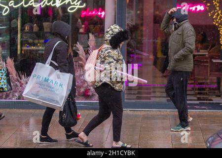 Primark Shiops, Shopper, Shopping in Preston, Lancashire. UK Wetter; 05 Oct 2021: Nasser und windiger Tag, mit starken Schauern und starker Brise. Kredit; MediaWorldImages/AlamyLiveNews Stockfoto