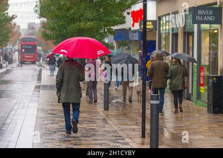 Preston, Lancashire. UK Wetter; 05 Oct 2021: Nasser und windiger Tag, mit starken Schauern und starker Brise. Kredit; MediaWorldImages/AlamyLiveNews Stockfoto