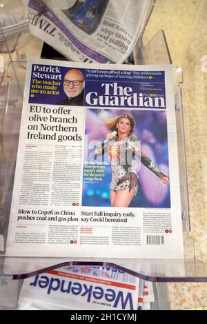 "EU wird Olivenzweig für nordirische Waren anbieten" Artikel auf der Titelseite der Zeitung Guardian am 11. Oktober 2021 London England Großbritannien Stockfoto