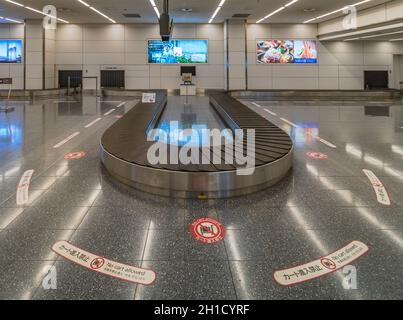 Gepäcklaufband in der Ankunftshalle des Flughafens Haneda in Tokio. Stockfoto
