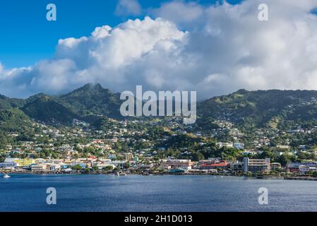 Kingstown, Saint Vincent und die Grenadinen - 19. Dezember 2018: Kingstown Panoramaaussicht vom Meer in Saint Vincent und die Grenadinen. Stockfoto