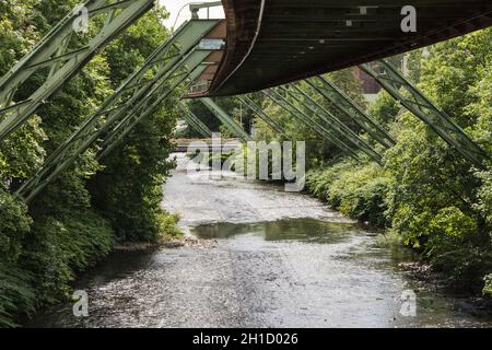 WUPPERTAL; NRW; DEUTSCHLAND - 31. JULI; 2017: Schwebebahn im Bahnhof Wuppertal Vohwinkel.die Hochbahn wird für den öffentlichen Verkehr genutzt. Stockfoto