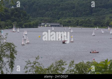 ESSEN, NRW, DEUTSCHLAND - 10. JUNI 2017: Blick auf den Baldeneysee in Deutschland. Direkt im Bild Seaside Beach Baldeney. Im Hintergrund segeln Stockfoto