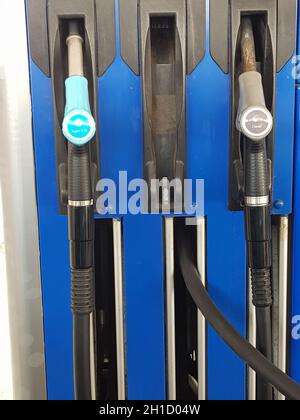 VELBERT, NRW, DEUTSCHLAND - 13. JUNI 2018: Pumpendüsen an einer Esso-Tankstelle. Esso wurde 1912 in den USA gegründet. Stockfoto