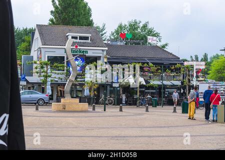 RENESSE, ZEELAND, NIEDERLANDE - JUNI 14 2015: Renesse Stadtzentrum an der Hauptstraße mit Blick auf ein Restaurant. Stockfoto