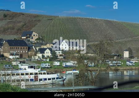 TRABEN-TRARBACH, DEUTSCHLAND - 26. MÄRZ 2016: Passagierschiff MS Berlin an der Mosel in der Nähe der Stadt Traben-Trarbach in Deutschland. Im Hintergrund mobi Stockfoto