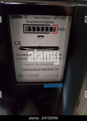 HEILIGENHAUS, NRW, DEUTSCHLAND - 27. NOVEMBER 2018: Skala eines mechanischen AC-Zählers. Elektrische Anlagen und Geräte. Stockfoto