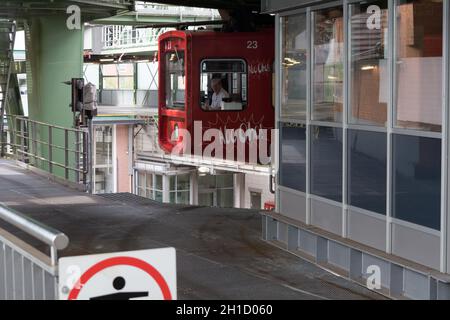 WUPPERTAL; NRW; DEUTSCHLAND - 31. JULI; 2017: Schwebebahn im Bahnhof Wuppertal Vohwinkel.die Hochbahn wird für den öffentlichen Verkehr genutzt. Stockfoto
