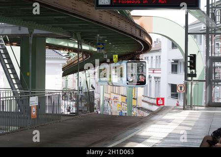 WUPPERTAL; NRW; DEUTSCHLAND - 31. JULI; 2017: Schwebebahn im Bahnhof Wuppertal Vohwinkel.die Hochbahn wird für den öffentlichen Verkehr genutzt. Stockfoto