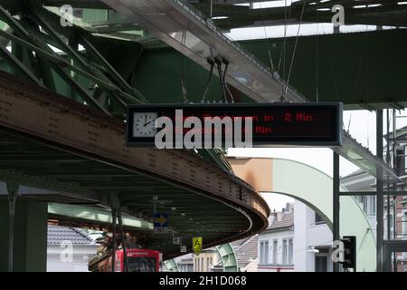 WUPPERTAL; NRW; DEUTSCHLAND - 31. JULI; 2017: Schwebebahn im Bahnhof Wuppertal Vohwinkel.die Hochbahn wird für den öffentlichen Verkehr genutzt. Stockfoto