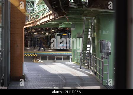 WUPPERTAL; NRW; DEUTSCHLAND - JULI 31; 2017: Wuppertal; NRW; Deutschland - Juli 31; 2017: Schwebebahn im Bahnhof Wuppertal Vohwinkel.die Hochbahn Stockfoto