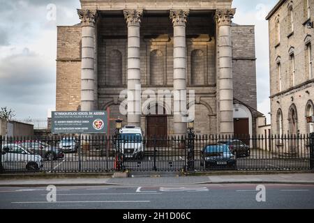 Dublin, Irland - 13. Februar 2019: Straßenatmosphäre und Architektur der St. Audoen's Roman Catholic Church, die Menschen an einem Wintertag besuchen Stockfoto