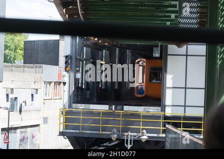 WUPPERTAL; NRW; DEUTSCHLAND - JULI 31; 2017: Wuppertal; NRW; Deutschland - Juli 31; 2017: Schwebebahn im Bahnhof Wuppertal Vohwinkel.die Hochbahn Stockfoto