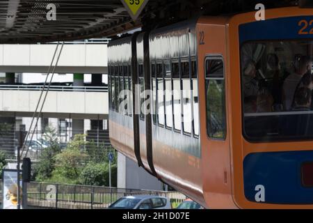 WUPPERTAL; NRW; DEUTSCHLAND - 31. JULI; 2017: Schwebebahn im Bahnhof Wuppertal Vohwinkel.die Hochbahn wird für den öffentlichen Verkehr genutzt. Stockfoto