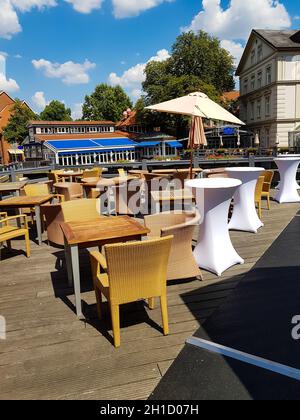 LUENBURG - JULLI 27, 2018: Luenburg - Julli 27, 2018: Restaurant Terrasse im Zentrum der Stadt Lüneburg im Hintergrund sieht man die Romanti Stockfoto