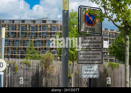 DESSAU - 05. AUGUST 2018: Umwelt, Glasfassade und Eingangsbereich des Umweltbundesamtes in Dessau Stockfoto